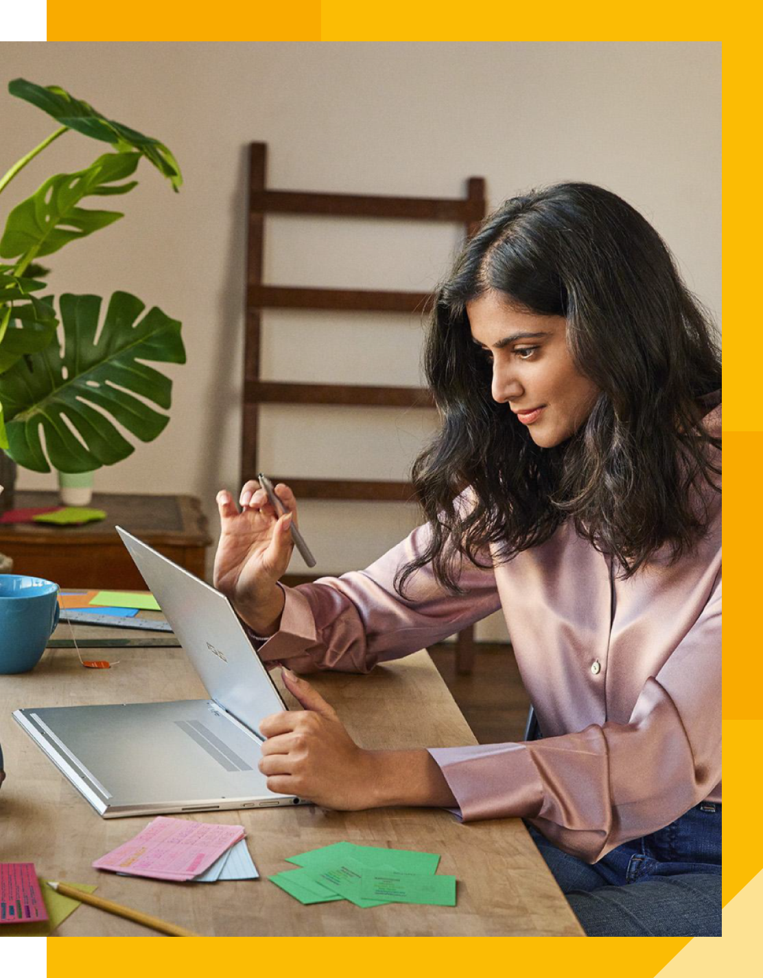 一位女士正在使用 Chromebook 设备工作